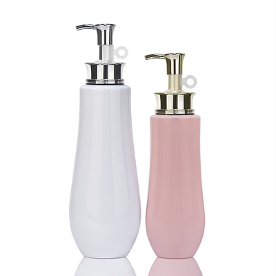 Η άσπρη ρόδινη μονάδα πολυτέλειας 300ml 500ml 700ml PET δημοφιλής προσαρμόζει λογότυπων το χρυσό μπουκάλι σαμπουάν αντλιών πλαστικό