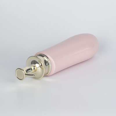 Η άσπρη ρόδινη μονάδα πολυτέλειας 300ml 500ml 700ml PET δημοφιλής προσαρμόζει λογότυπων το χρυσό μπουκάλι σαμπουάν αντλιών πλαστικό