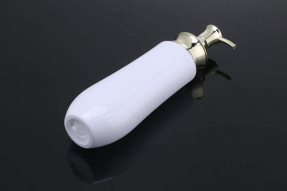 Η άσπρη ρόδινη μονάδα πολυτέλειας 300ml 500ml 700ml PET δημοφιλής προσαρμόζει λογότυπων το χρυσό μπουκάλι σαμπουάν αντλιών πλαστικό